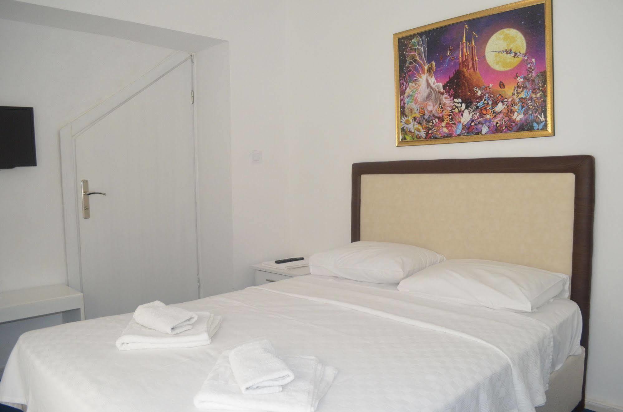 Lacivert Hotel Ayvalik Exterior photo