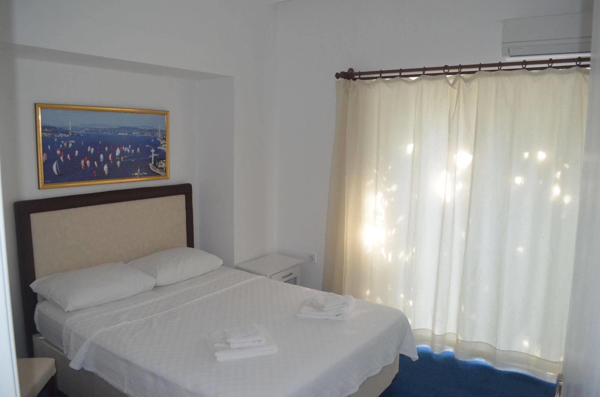 Lacivert Hotel Ayvalik Exterior photo